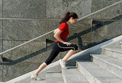 坚持爬楼梯，也有助于帮助我们减肥